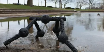 Lors d'essais en extérieur, les métamachines ont roulé sur des terrains accidentés, notamment du gravier, de l'herbe, des racines d'arbres, des feuilles, du sable, de la boue et des briques inégales. Elles ont sauté, tourné sur elles-mêmes et se sont redressées lorsqu'elles se sont renversées, le tout sans configuration complexe ni réentraînement.