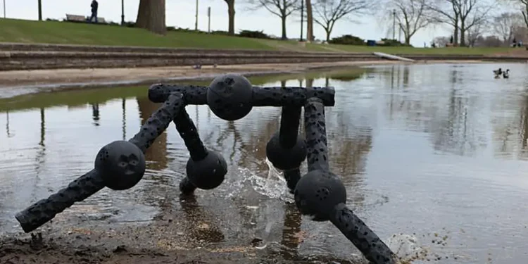 Lors d'essais en extérieur, les métamachines ont roulé sur des terrains accidentés, notamment du gravier, de l'herbe, des racines d'arbres, des feuilles, du sable, de la boue et des briques inégales. Elles ont sauté, tourné sur elles-mêmes et se sont redressées lorsqu'elles se sont renversées, le tout sans configuration complexe ni réentraînement.
