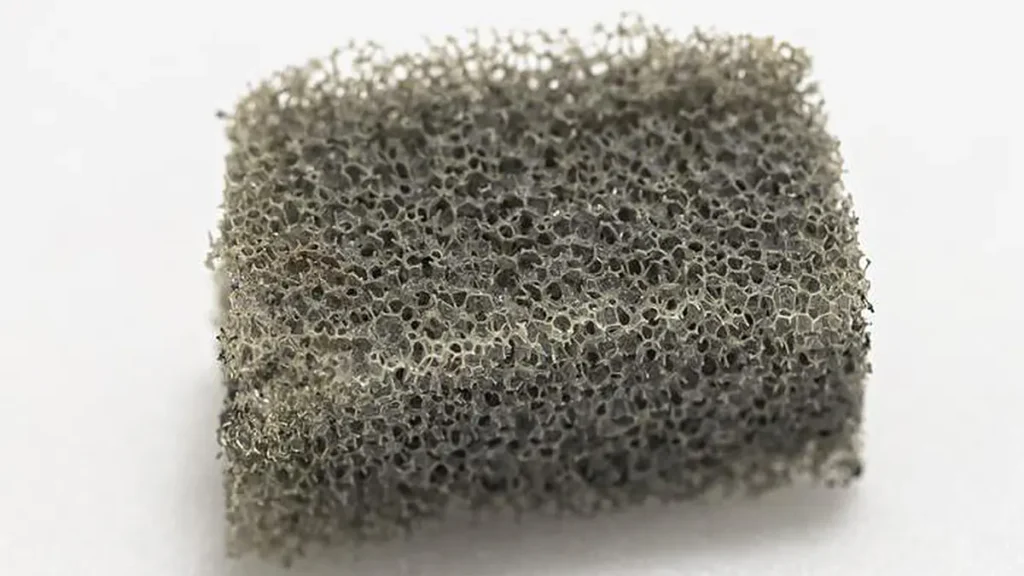 Vue d'ensemble du matériau filtrant poreux, inspiré des oursins, mis au point pour le minibot « Electronic Dolphin ».