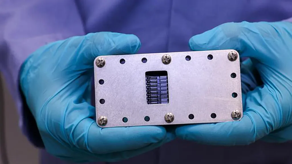 La nouvelle machine ressemble à une minuscule usine : des tubes transportant différents composants LNP alimentent une puce microfluidique en verre enfermée dans un boîtier en aluminium. À l'intérieur de la puce, illustrée ici, les composants se mélangent dans des canaux microscopiques sous une pression contrôlée avec précision. 