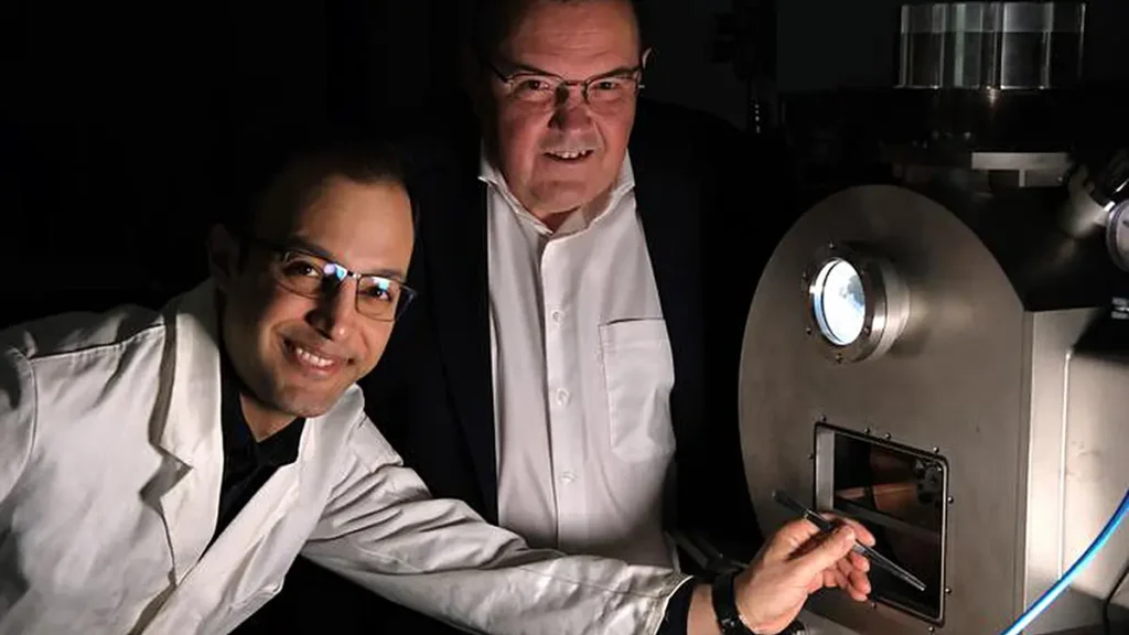 Le professeur Ralf Busch (à droite) et son équipe souhaitent utiliser des verres métalliques pour améliorer l'efficacité énergétique des moteurs électriques. Le groupe de recherche a mis au point de nouveaux alliages dont les propriétés permettent d'imprimer en 3D des composants de moteurs métalliques entièrement vitreux. Amirhossein Ghavimi (à gauche), doctorant, a mené des recherches sur ces nouveaux alliages.