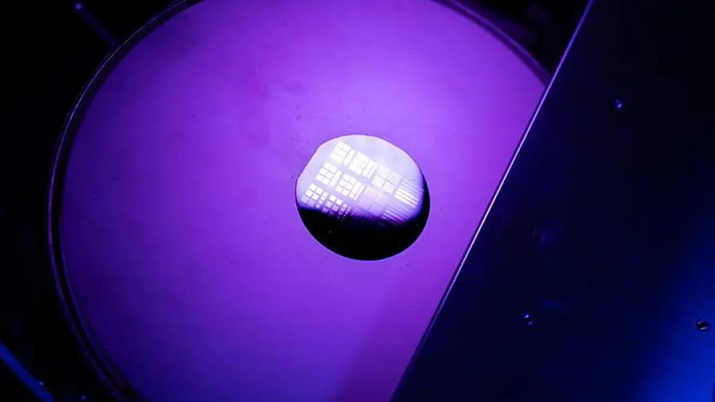 Une plaquette, sur laquelle sont disposés les composants d'une plateforme matérielle inspirée du cerveau, en cours de préparation pour être examinée sous une station de test