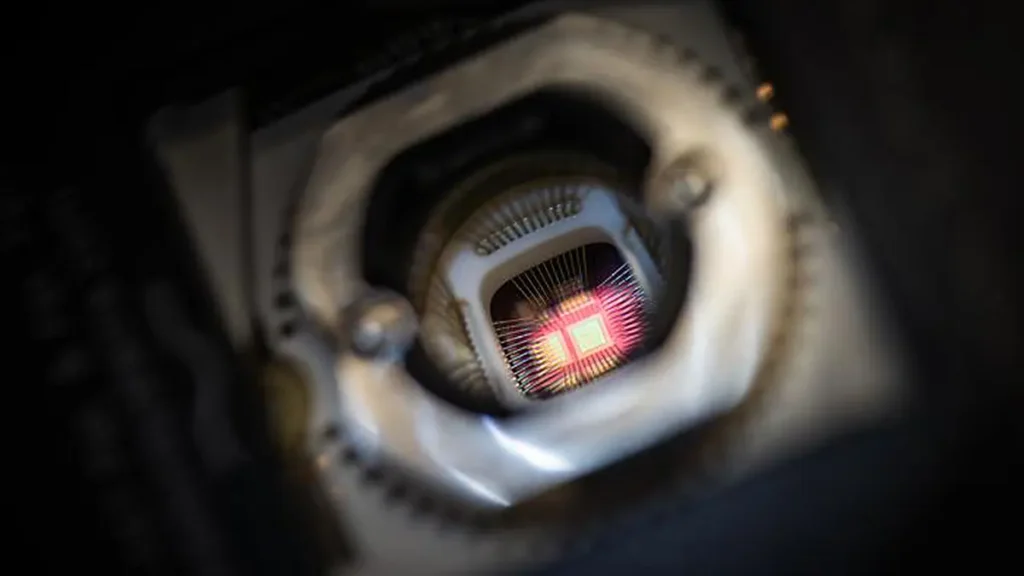 Vue d'une partie de la plaquette maintenue en place par le poste de test.