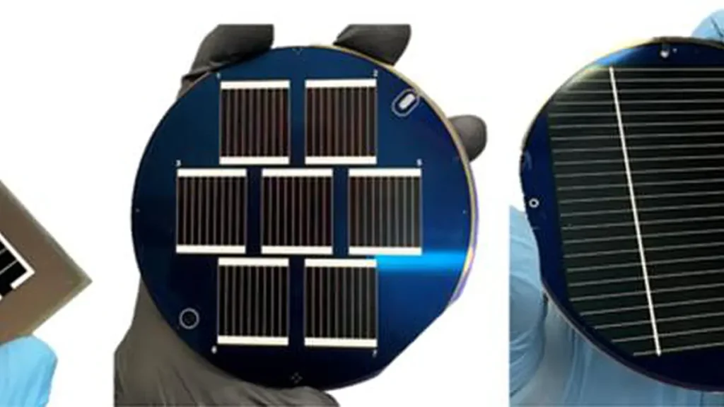 Photographies des cellules solaires à triple jonction de 1, 4 et 54 cm², illustrant la mise à l'échelle du procédé.