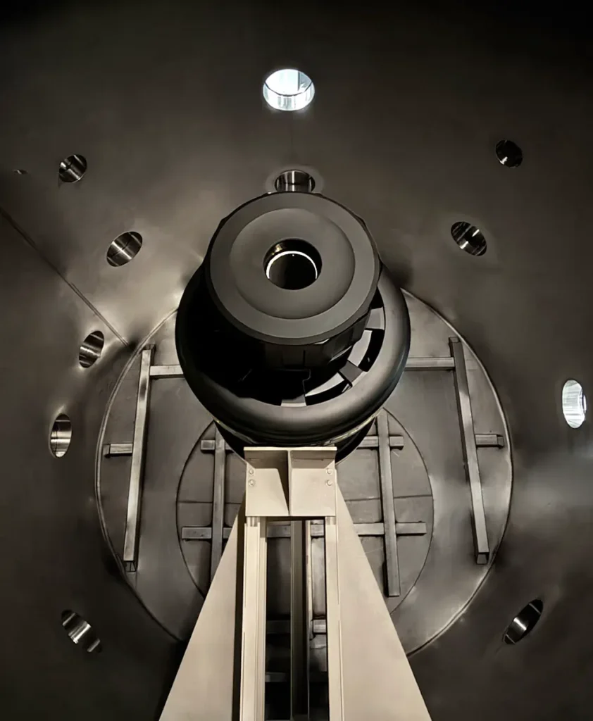 Vue de face du Sunbird dans la chambre