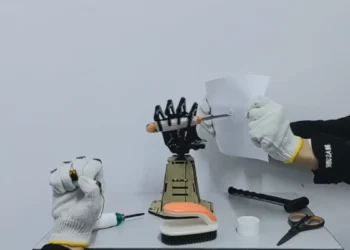 Des chercheurs ont proposé une nouvelle conception de capteurs permettant le contrôle à distance de systèmes robotiques et prothétiques. Comme le montre la démonstration, une main robotique équipée des capteurs mis au point par l'équipe est capable de reproduire avec précision les gestes et les mouvements d'une main humaine. Afin d'éviter que le robot n'endommage les objets qu'il tient, la conception du réseau de capteurs permet à la main de faire preuve d'une grande sensibilité lorsqu'elle saisit ou tient des objets fragiles.