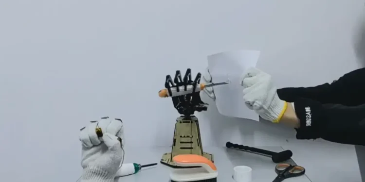 Des chercheurs ont proposé une nouvelle conception de capteurs permettant le contrôle à distance de systèmes robotiques et prothétiques. Comme le montre la démonstration, une main robotique équipée des capteurs mis au point par l'équipe est capable de reproduire avec précision les gestes et les mouvements d'une main humaine. Afin d'éviter que le robot n'endommage les objets qu'il tient, la conception du réseau de capteurs permet à la main de faire preuve d'une grande sensibilité lorsqu'elle saisit ou tient des objets fragiles.