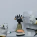 Des chercheurs ont proposé une nouvelle conception de capteurs permettant le contrôle à distance de systèmes robotiques et prothétiques. Comme le montre la démonstration, une main robotique équipée des capteurs mis au point par l'équipe est capable de reproduire avec précision les gestes et les mouvements d'une main humaine. Afin d'éviter que le robot n'endommage les objets qu'il tient, la conception du réseau de capteurs permet à la main de faire preuve d'une grande sensibilité lorsqu'elle saisit ou tient des objets fragiles.