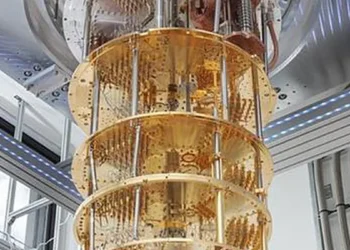 Cela ressemble à un lustre, mais il s'agit en réalité d'un porte-échantillon placé au fond d'une machine de recherche à sous-refroidissement à l'Institut Niels Bohr de l'Université de Copenhague. C'est là que l'ordinateur quantique lui-même est testé.