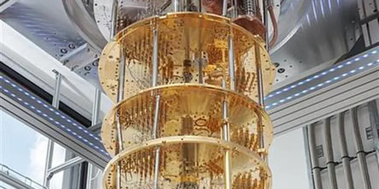 Cela ressemble à un lustre, mais il s'agit en réalité d'un porte-échantillon placé au fond d'une machine de recherche à sous-refroidissement à l'Institut Niels Bohr de l'Université de Copenhague. C'est là que l'ordinateur quantique lui-même est testé.