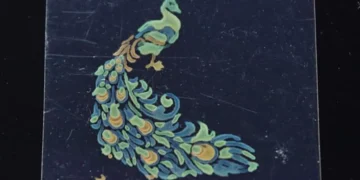 Une couleur structurelle inaltérable et non toxique peut désormais être appliquée sur des surfaces planes ou en 3D à l'aide d'une imprimante à jet d'encre. Hiroshi Sugimoto, ingénieur en matériaux à l'université de Kobe, déclare : « Je suis vraiment ravi que la mise au point d'une suspension de nanosphères de silicium compatible avec l'impression à jet d'encre permette enfin l'impression en couleur sans recourir à des pigments ou à des colorants. »