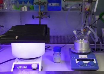 Des chercheurs transforment l'acide de batteries de voiture récupéré et les déchets plastiques en hydrogène propre