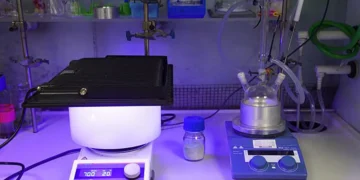 Des chercheurs transforment l'acide de batteries de voiture récupéré et les déchets plastiques en hydrogène propre