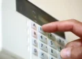 Alarme maison sans fil : ce qu'il faut vraiment savoir avant de se lancer