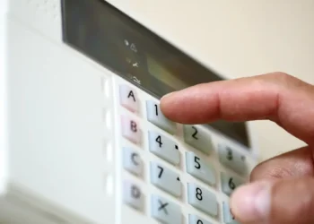 Alarme maison sans fil : ce qu'il faut vraiment savoir avant de se lancer