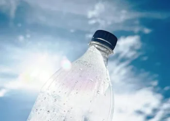 Plastics – rich in carbon and hydrogen – can be converted into a clean energy source, using sunlight.