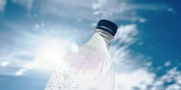 Plastics – rich in carbon and hydrogen – can be converted into a clean energy source, using sunlight.