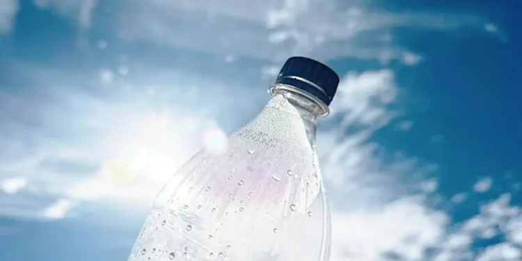 Plastics – rich in carbon and hydrogen – can be converted into a clean energy source, using sunlight.