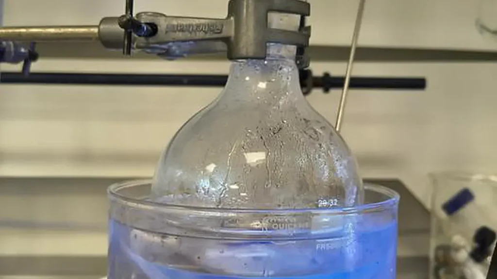 Les processus chimiques qui se produisent lorsque la lumière interagit avec le plastique en solution font que la réaction émet une lueur bleue