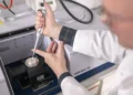 Un complexe membranaire aide les micro-organismes mangeurs de roches à convertir le CO2 en biomasse