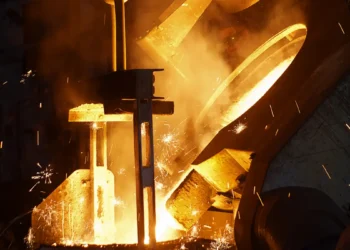 Réorienter les investissements des nouvelles aciéries au charbon avant 2030 coûte moitié moins que la décarbonation ultérieure