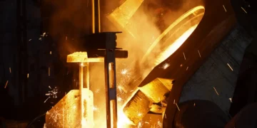 Réorienter les investissements des nouvelles aciéries au charbon avant 2030 coûte moitié moins que la décarbonation ultérieure