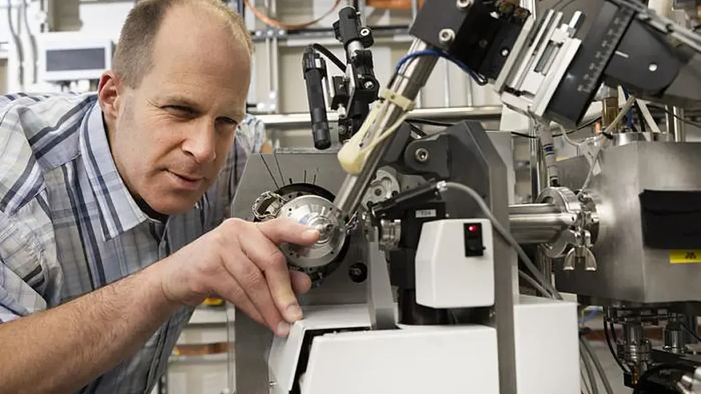 Frank von Delft, scientifique principal chargé de la ligne de lumière de cristallographie au Diamond Light Source