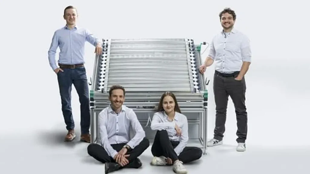 L'équipe de Photreon avec le prototype de panneau photoréacteur (d'un mètre carré) destiné à la production d'hydrogène solaire pur.