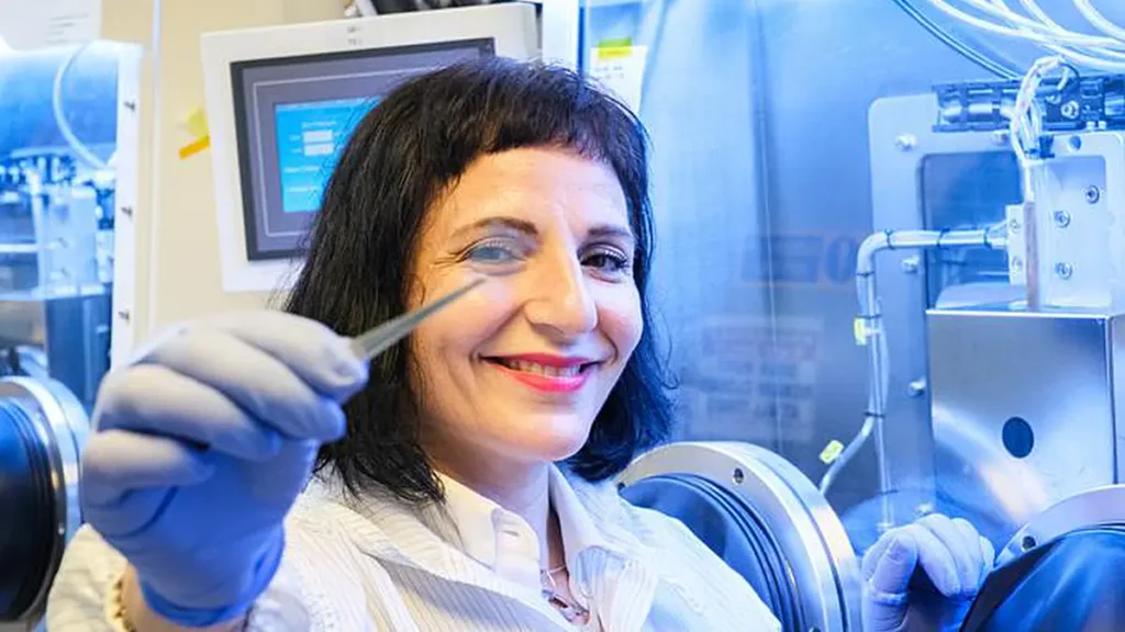 Annalisa Bruno, professeure associée à l'Université nationale de Singapour (NTU), observe à travers une cellule solaire en pérovskite ultra-fine de seulement 10 nanomètres d'épaisseur. (Crédit : NTU Singapour)