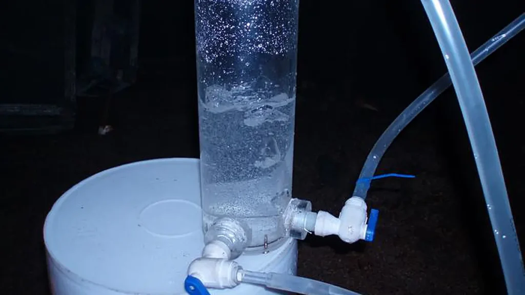 De l'hydrogène naturel visible sous forme de bulles de gaz s'échappant des eaux souterraines qui s'écoulent des roches du Bouclier canadien.