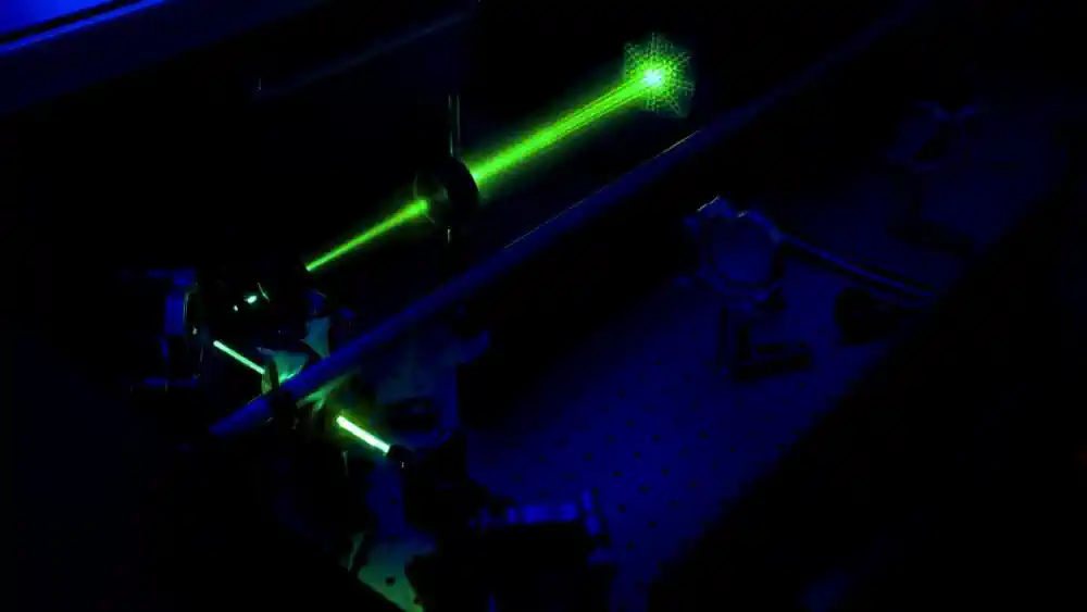 Dispositif optique permettant de réaliser une microscopie chiroptique holographique ultra-rapide.
