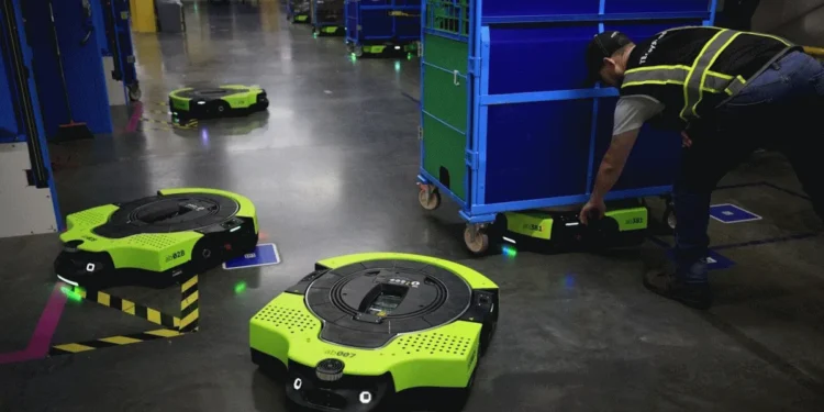 Amazon dévoile un robot d'entrepôt qui obéit au langage courant