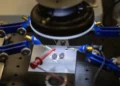 Un atome acoustique sur puce imite le comportement des électrons