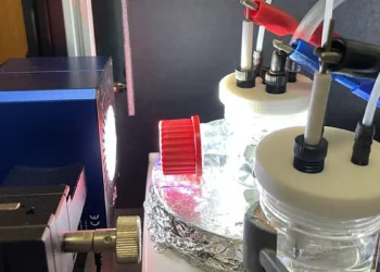 Un photon, deux réactions : un nouveau catalyseur transforme le CO₂ et les biodéchets simultanément