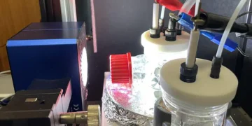 Un photon, deux réactions : un nouveau catalyseur transforme le CO₂ et les biodéchets simultanément