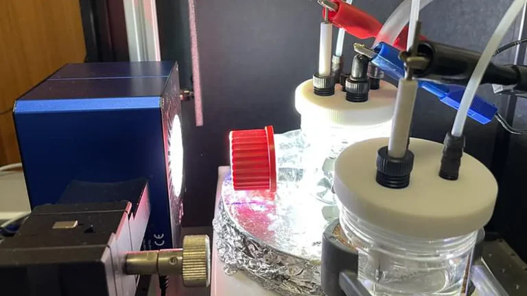 Un photon, deux réactions : un nouveau catalyseur transforme le CO₂ et les biodéchets simultanément