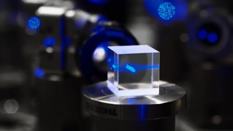 Des atomes ultrafroids percent le mur du bruit pour traquer la matière noire