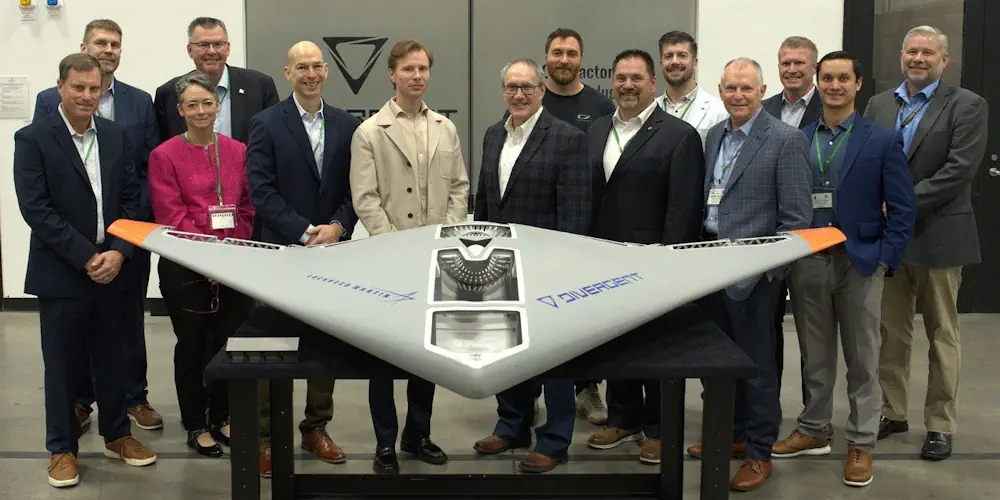 Les dirigeants de Lockheed Martin et de Divergent posent devant le prototype du « Replicator » qu'elles ont développé conjointement.