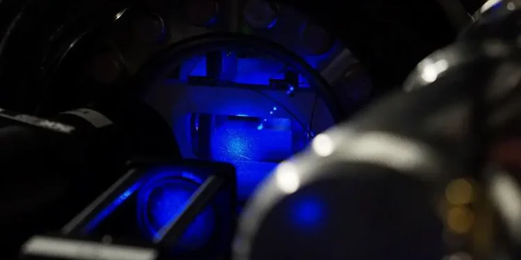 Une expérience quantique surmonte un obstacle majeur dans la recherche de la matière noire et des ondes gravitationnelles