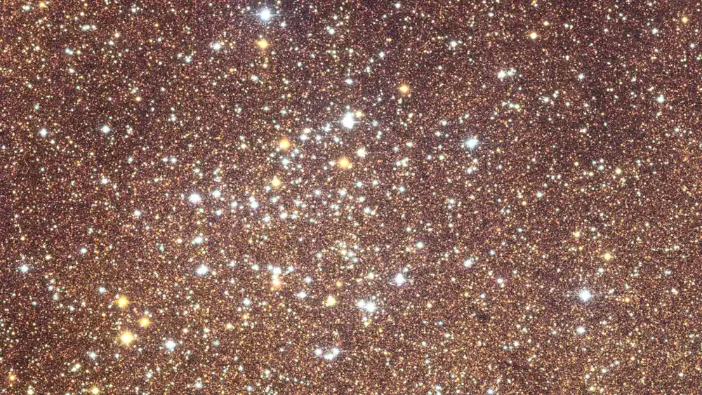 Cette image montre une partie des observations du bulbe galactique réalisées par le télescope spatial Euclid de l'Agence spatiale européenne. On y distingue l'amas ouvert NGC 6451, situé à 8 700 années-lumière de nous.