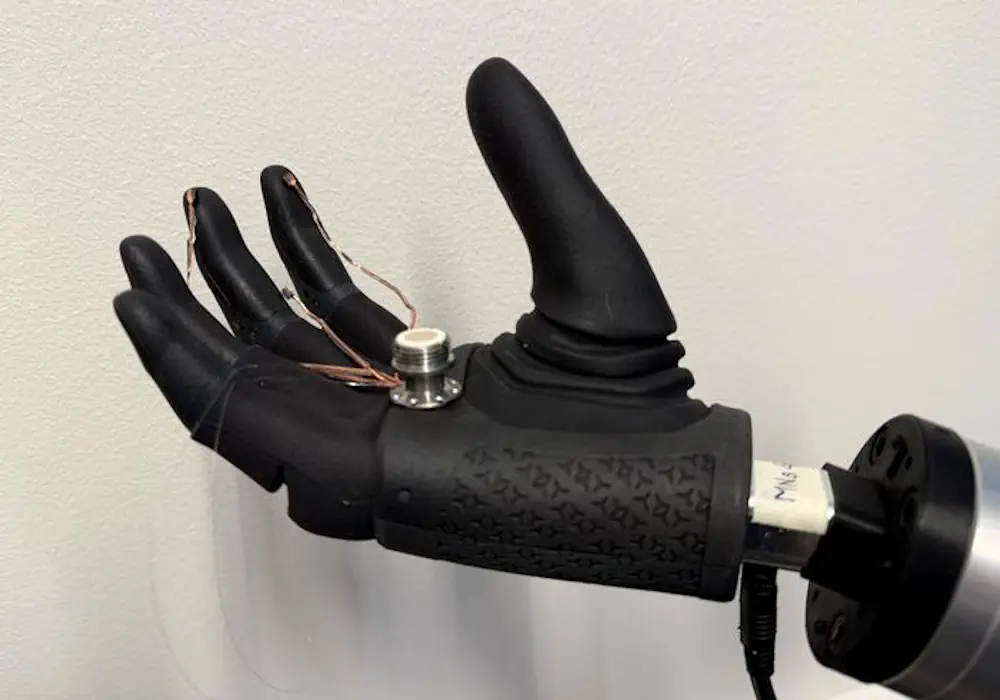 Une image montrant l'une des interfaces cerveau-ordinateur (ICE) développées en parallèle depuis 50 ans pour la restauration du toucher et de la vision, intégrée à une prothèse de main destinée à la restauration du toucher. Aujourd'hui, grâce à une nouvelle étude menée par Giacomo Valle, maître de conférences à l'université technologique de Chalmers, en Suède, cette technologie est mise à profit pour la restauration de la vue et de la vision.