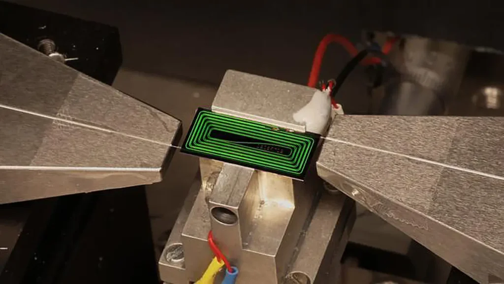 Le laser ultra-rapide sur puce de l'EPFL en fonctionnement dans un dispositif d'essai en laboratoire. Ce dispositif génère des impulsions laser extrêmement courtes directement sur une puce photonique