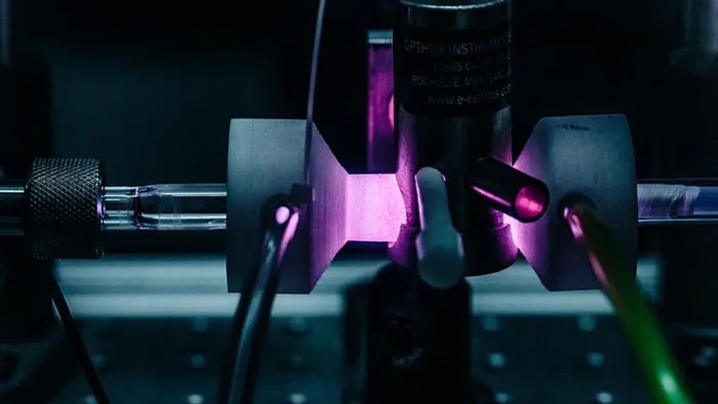 Une décharge utilisée pour séparer l'hydrogène moléculaire en hydrogène atomique avant qu'il ne soit acheminé vers le système sous vide pour y être analysé