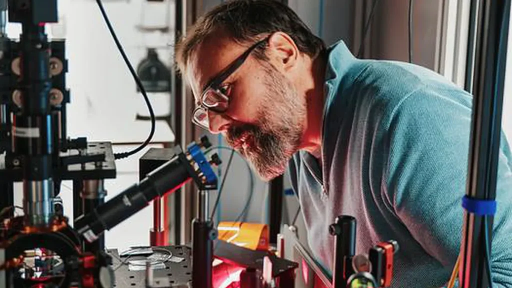 Giovanni Barontini, professeur de physique à l'université de Birmingham, utilise cet appareil pour piéger et refroidir du rubidium