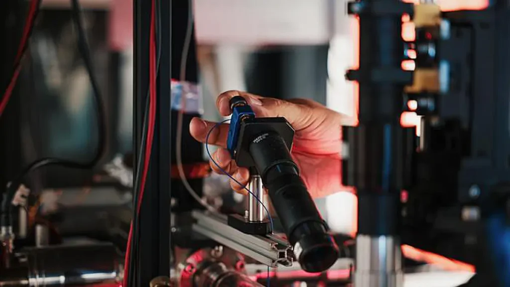 Système optique permettant de diriger les lasers vers les atomes.