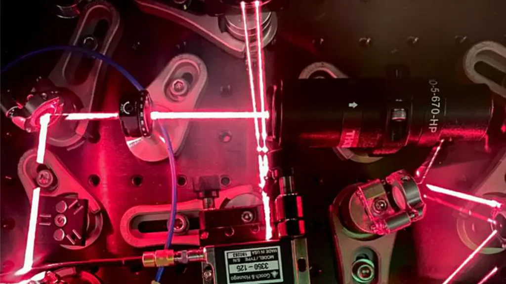 Pour construire un capteur quantique, la lumière doit être mise dans un état soigneusement contrôlé, où sa fréquence, sa polarisation et son intensité sont toutes rigoureusement maîtrisées. Ici, la fréquence du laser rouge est modifiée avant d’être utilisée pour refroidir les atomes jusqu’au zéro absolu.