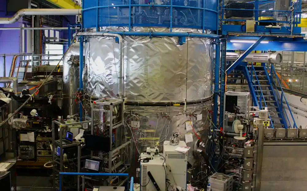 L'expérience a été réalisée dans la chambre à brouillard II du CERN