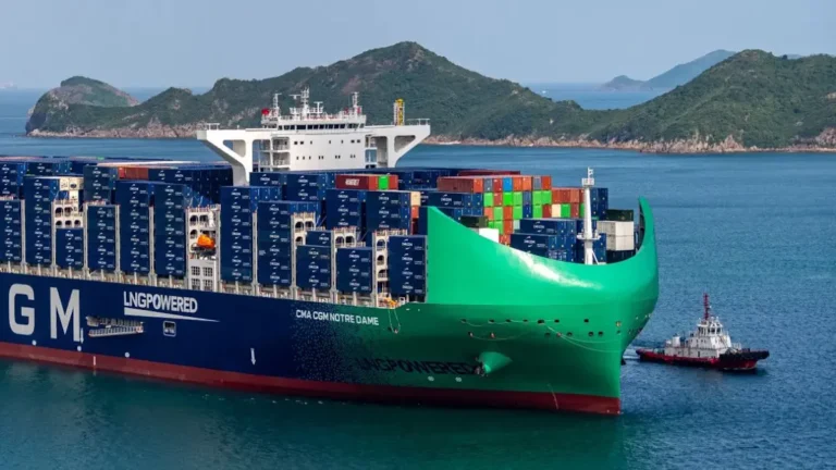 CMA CGM "NOTRE DAME", un colosse au GNL, arrive au Havre
