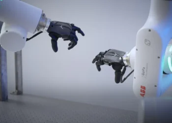 ABB Robotics et PSYONIC unissent main bionique et cobot pour l'industrie