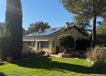 Recherches de climatisation en hausse de 380 %, le solaire comme réponse